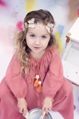 Peinado con diadema de mariposas reina de la primavera