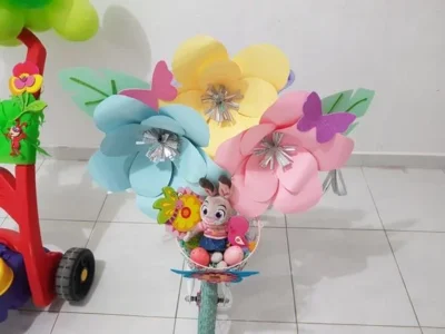 Adornar triciclo para primavera con flores tonos pastel
