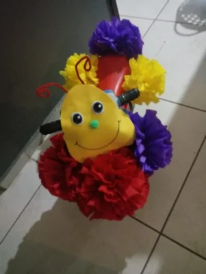 Adornar triciclo para primavera de gusano