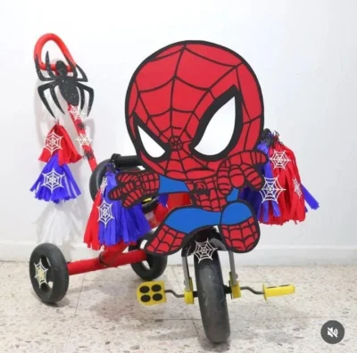 Adornar triciclo para primavera de spiderman