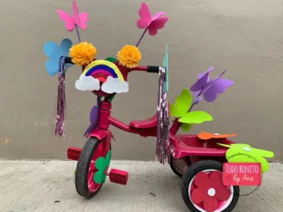 Adornar triciclo para primavera mariposas