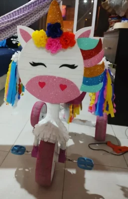 Adornar triciclo para primavera unicornio