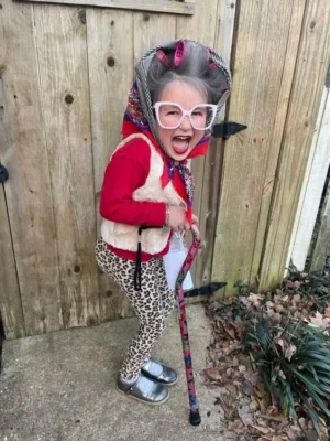 Disfraz de abuela viejita alegre con ruleros