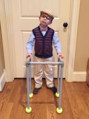 Disfraz de abuelo viejito con chaleco tejido a rayas