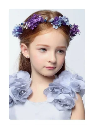 Peinado semi recogido con corona de flores para niñas Riena de la primavera