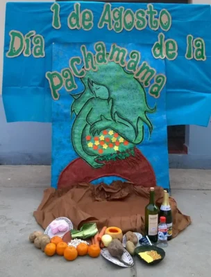 cartelera con ogrendas dia de la pachamama