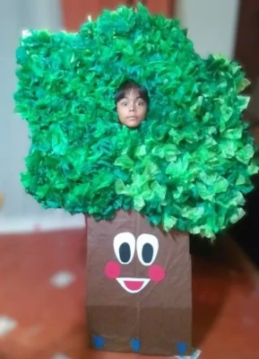 disfraz arbol con carton niño