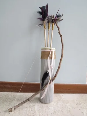 flecha y arco de indio con palos