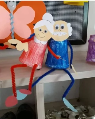 manualidad para el dia de los abuelos con vaso plastico y cartulina