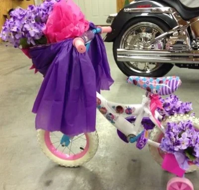 Decoracion de bicicletas para primavera con flores lilas Decoracion de bicicletas para primavera con flores lilas