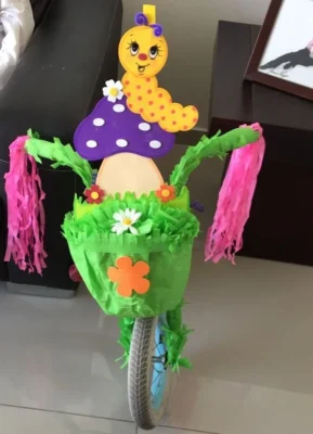 Decoracion de bicicletas para primavera con gusano