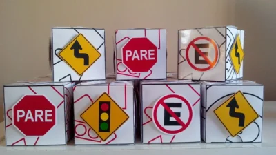 Dados de cartulina con señales de transito Dados de cartulina con señales de transito