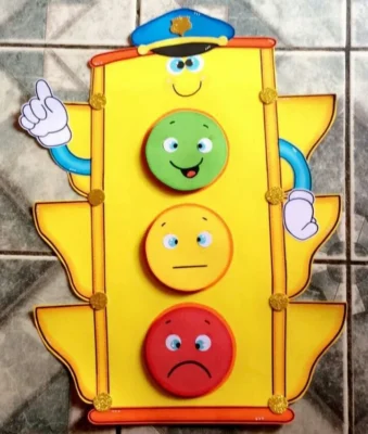 Semaforo en cartulina para dia de la Educacion Vial Semaforo en cartulina para dia de la Educacion Vial