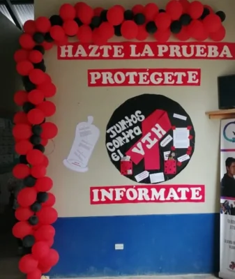 Cartelera sobre lucha contra el sida