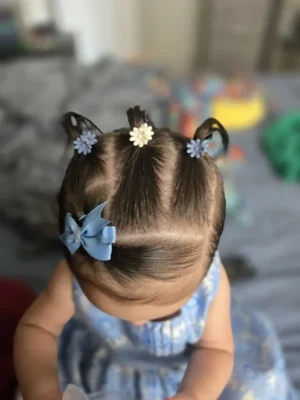 Peinados para bebe nena facil semirecogido con tres coletas y hebilla en flequillo Peinados para bebe nena facil semirecogido con tres coletas y hebilla en flequillo