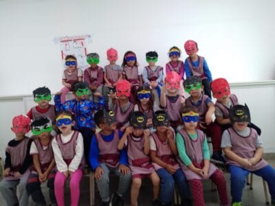 niños jardin con mascara de super heroes