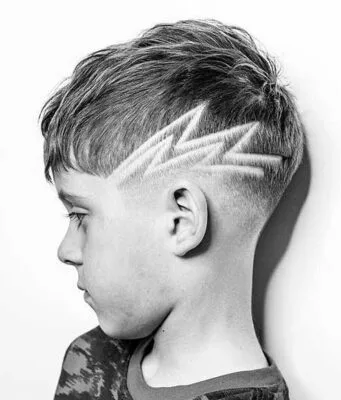 Cortes de pelo para niños con rayos cabello de largo medio con rapado arrededor de la oreja y rayo