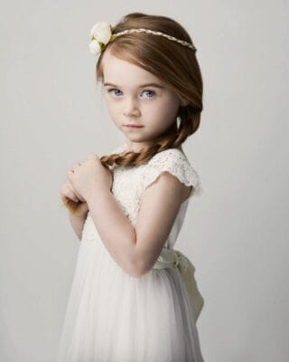 trenza lateral y corona fiesta niña peinado