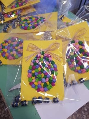 huevo de pascua decorado con blolitas de papel huevo de pascua decorado con blolitas de papel