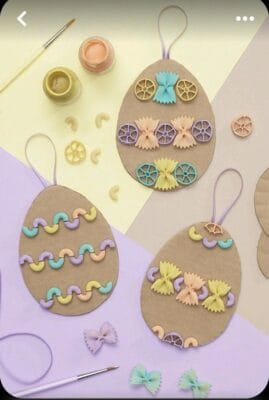 huevos de pascua decorados con fideos de colores