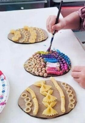 huevos de pascua decorados con fideos niños