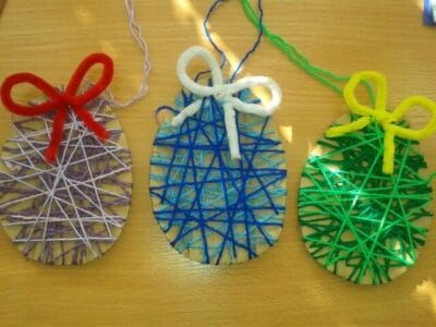 huevos de pascua decorados con lana