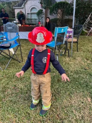 Disfraz bombero sencillo con pantalon largo tiradores y casco de bombero Disfraz bombero sencillo con pantalon largo tiradores y casco de bombero