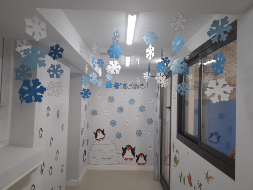 decorar pasillo escuela invierno